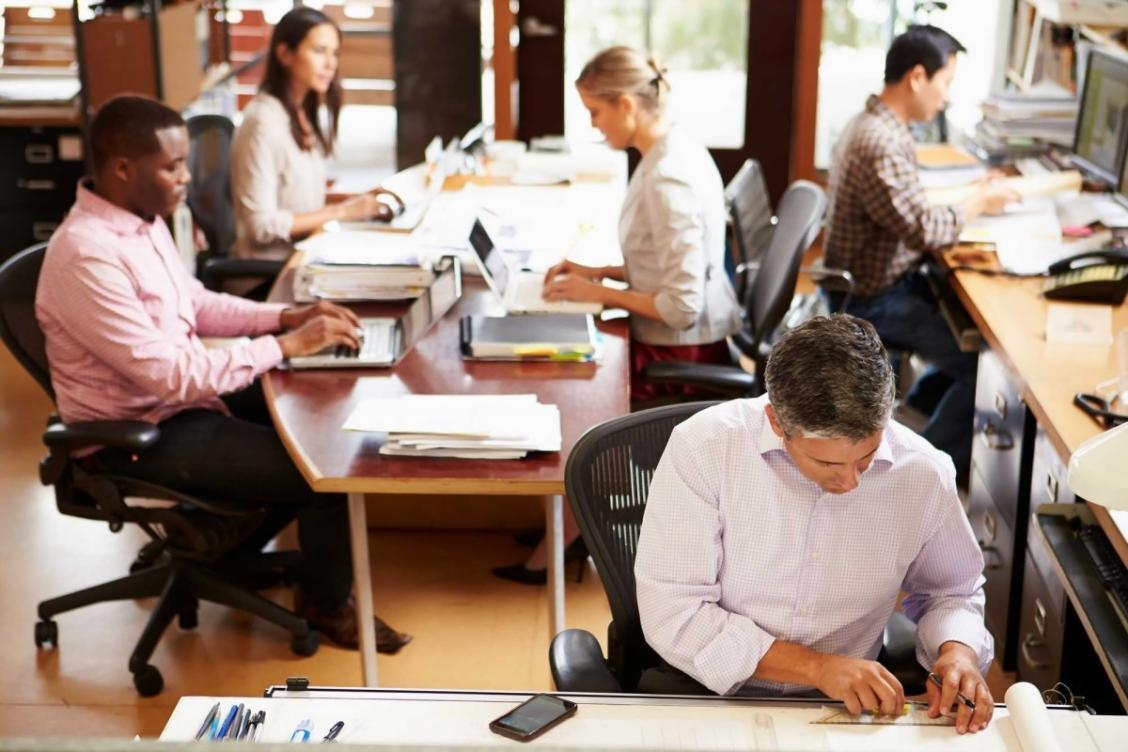 Espace de travail professionnel avec analyse de documents financiers